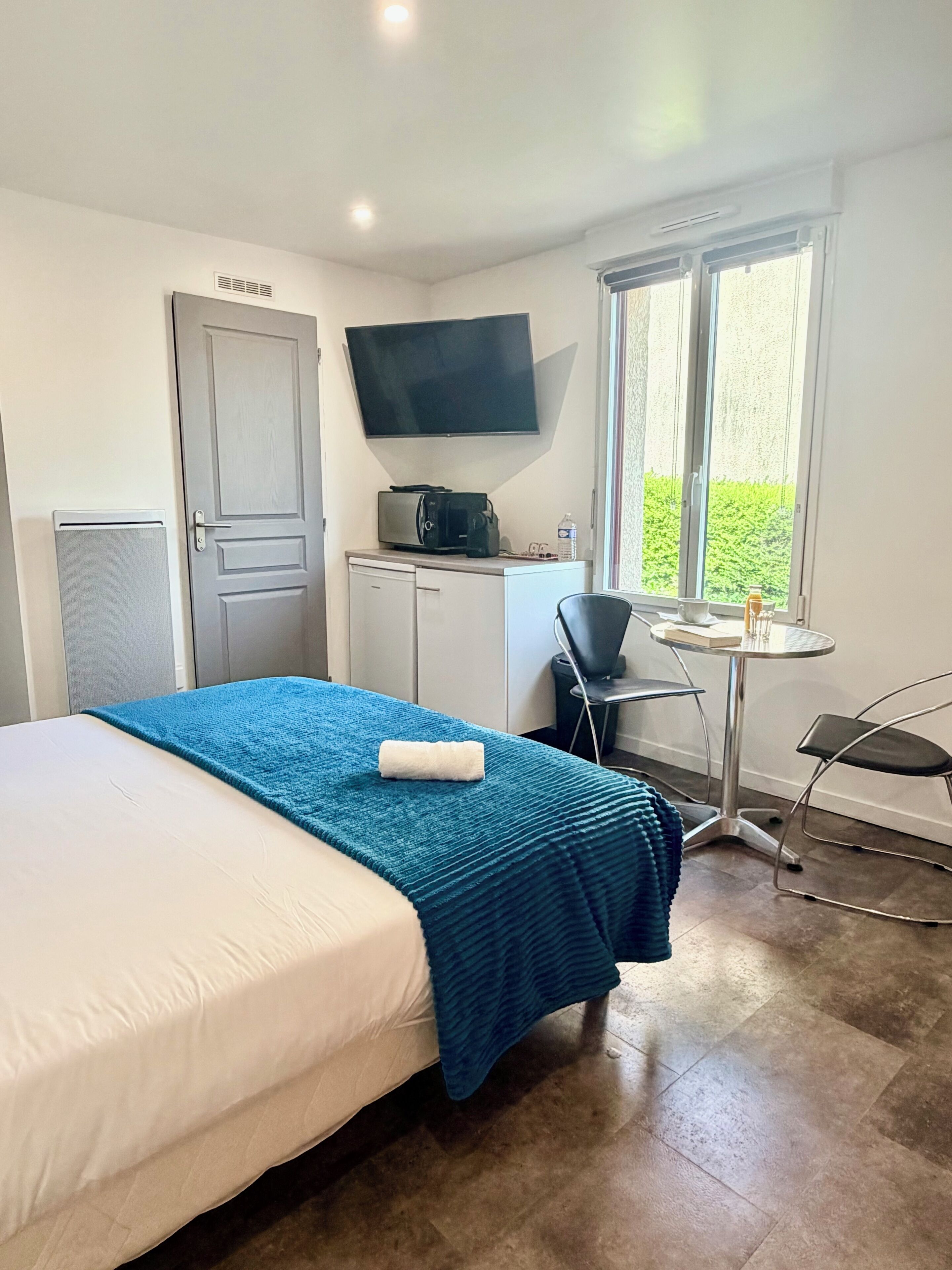 Quarto casal conforto, 1 quarto, geladeira e micro-ondas, vista para o jardim | Roupas de cama premium