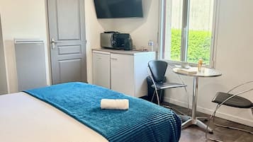 Quarto casal conforto, 1 quarto, geladeira e micro-ondas, vista para o jardim | Roupas de cama premium