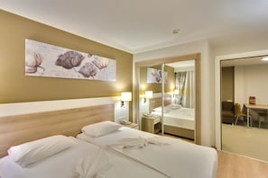 1 dormitorio, caja fuerte, escritorio y ropa de cama