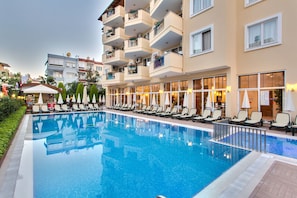 Una piscina al aire libre de temporada (de 08:00 a 19:00), sombrillas