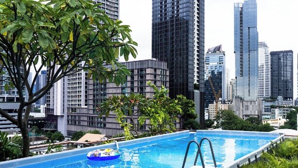 A rooftop pool with a view of high-rise buildings. - Karaarom Hotel (Bangkok)