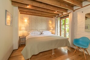 5 bedrooms, iron/ironing board, travel crib, WiFi