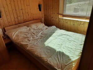 1 bedroom, travel cot, free WiFi, bed sheets