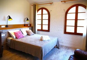 4 chambres, coffre-fort, fer et planche à repasser