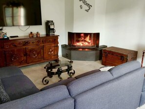 Smart-TV, Kamin, Tischfußball, Tischtennisplatte
