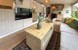 TV, fireplace - Awesome home in Ebeltoft with sauna (Ebeltoft)