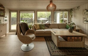 TV, fireplace - Awesome home in Ebeltoft with sauna (Ebeltoft)