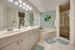 Shower, jetted bath, bidet, towels - Breathtaking Long Water View! 16 Reviews! Villa 28 (Cape Coral)