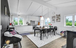 Køleskab, mikrobølgeovn, kogeplade, opvaskemaskine