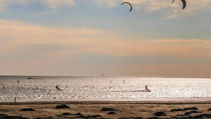 A beach with kites and a sailboat in the distance. - 2 bedroom cozy apartment in Grado (Grado)