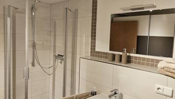Dusche, Haartrockner, Handtücher