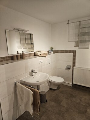 Shower, hair dryer, towels - Vacation apartment Sonnenblick in a rural idyll (Neudrossenfeld)