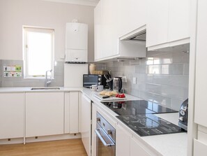 Dishwasher, cookware/dishes/utensils - Ocean Watch 5 (Weymouth)