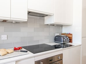 Lave-vaisselle, batterie de cuisine, vaisselle et ustensiles