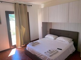 House | 1 bedroom, iron/ironing board, free WiFi