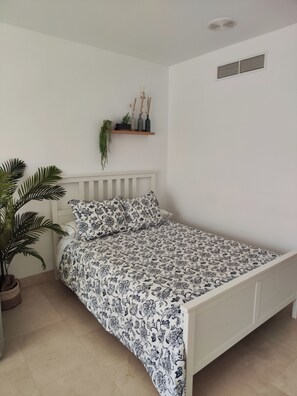 1 habitación, tabla de planchar con plancha y ropa de cama