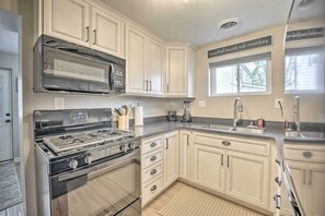 Refrigerador, microondas, parrilla de estufa y tostadora 