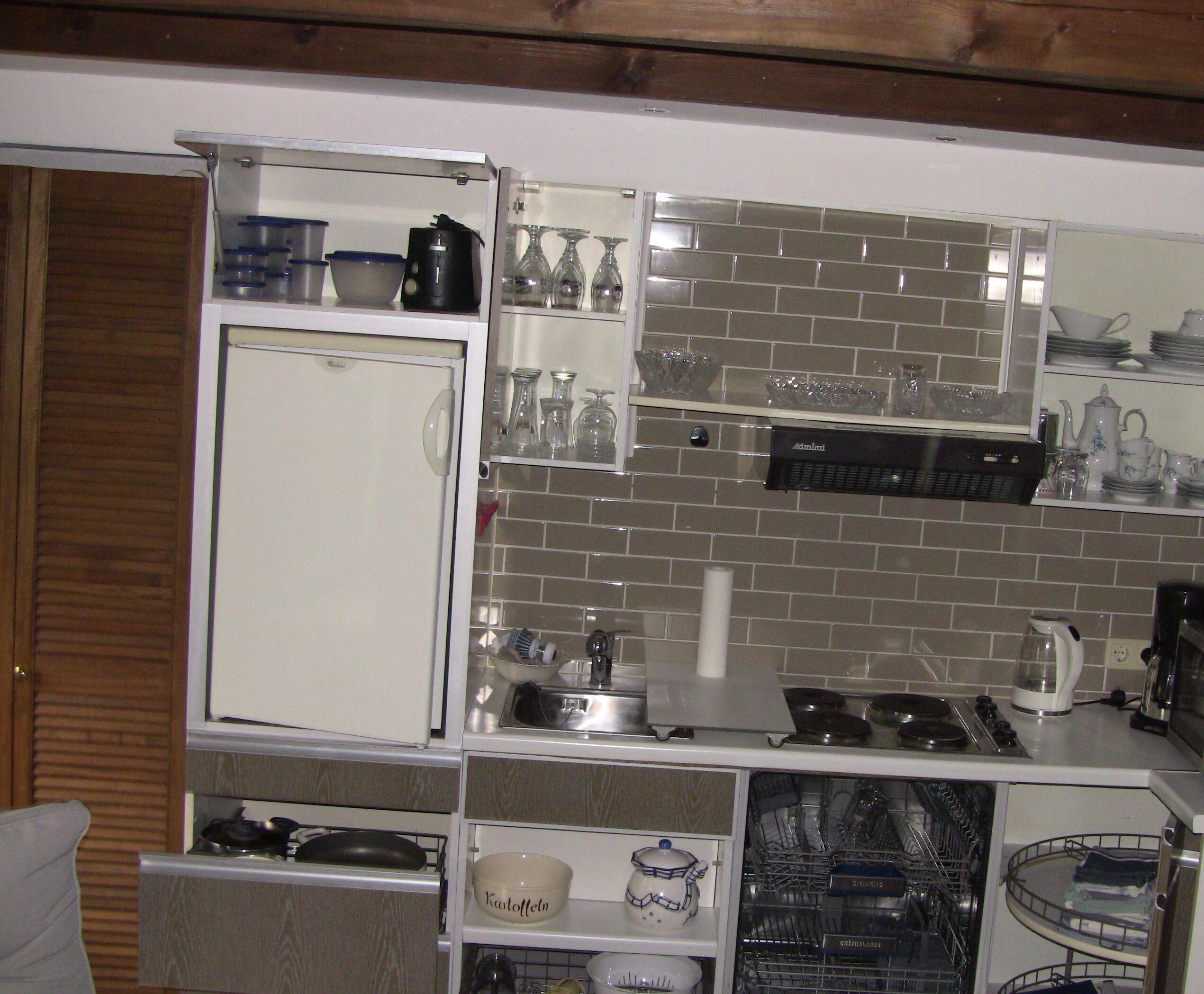 Réfrigérateur, micro-ondes, plaque de cuisson, lave-vaisselle