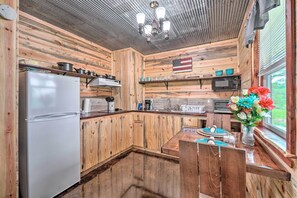 Refrigerador, microondas, parrilla de estufa y cafetera y tetera 