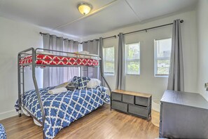 2 soverom, skrivebord, internettilgang og sengetøy