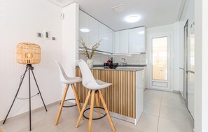 Réfrigérateur, un four, surface de cuisson, lave-vaisselle