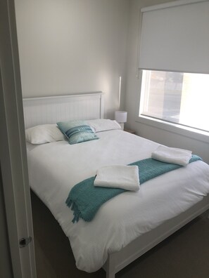 4 bedrooms, desk, iron/ironing board, free WiFi - Brand new four bedroom townhouse with bay views (Dromana)