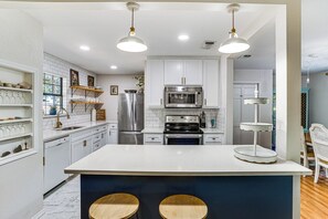 Coffee/tea maker, fridge, microwave, stovetop