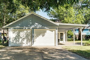 Una casa a un piano con garage e portico coperto.
