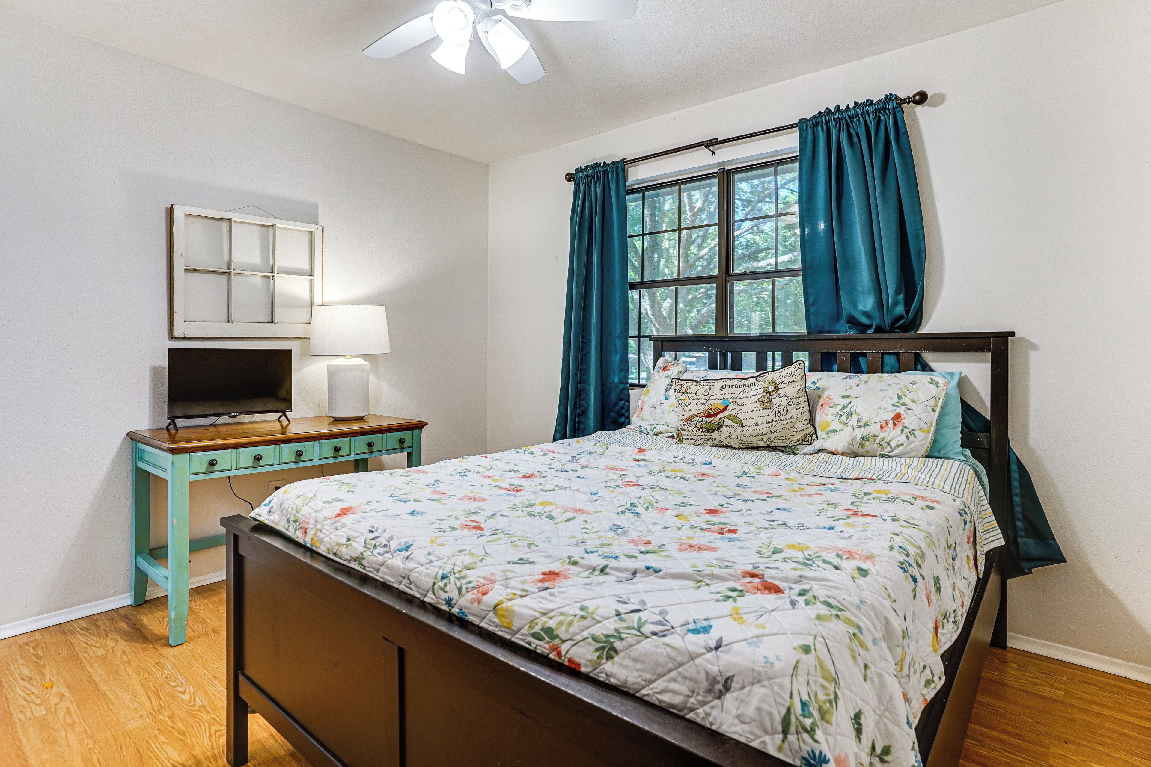 3 bedrooms, desk, Internet, bed sheets