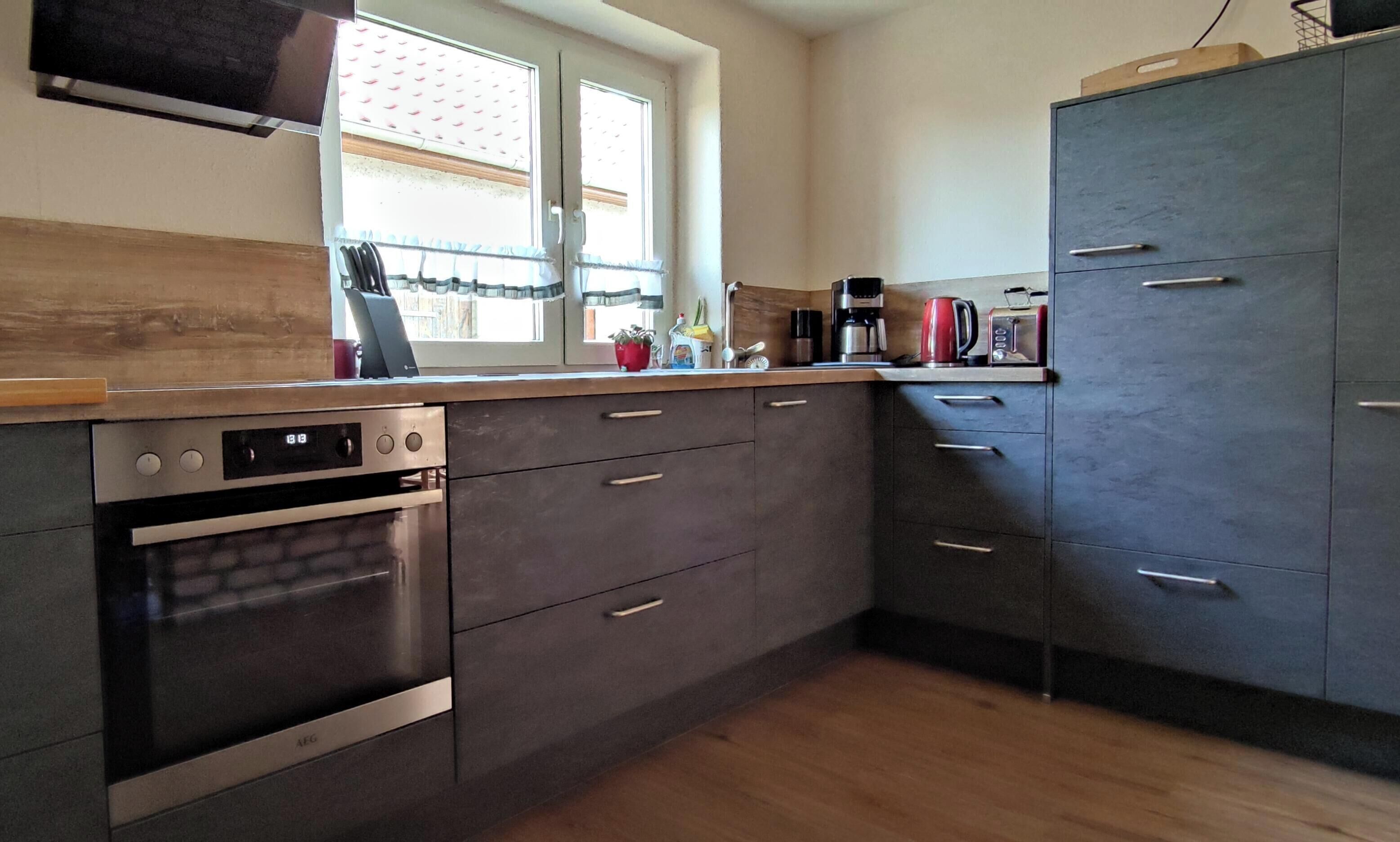Wasserkocher mit Kaffee-/Teezubehör, Kühlschrank, Mikrowelle, Ofen