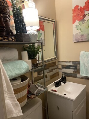 Dusche, Haartrockner, Seife, Toilettenpapier