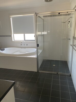 Shower, jetted bath - Relax and enjoy the beach air. 2 mins walk to the beach. (North Beach)
