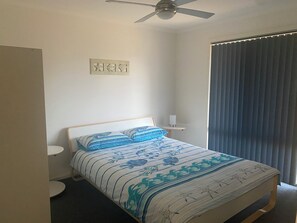 4 bedrooms, iron/ironing board, internet