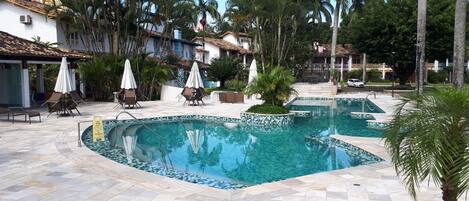 Alberca al aire libre y alberca climatizada