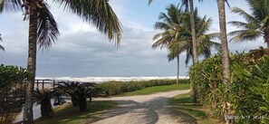 Beach nearby, sun-loungers, beach towels