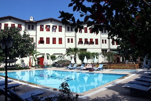 Piscine extérieure (ouverte en saison)