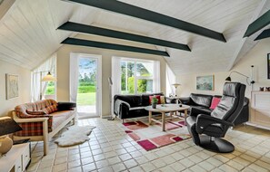 TV, fireplace - Nice home in Blåvand with kitchen (Blåvand)