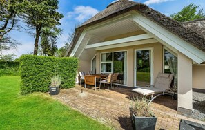 Outdoor dining - Nice home in Blåvand with kitchen (Blåvand)