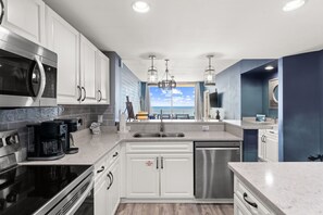 Réfrigérateur, micro-ondes, four, plaque de cuisson