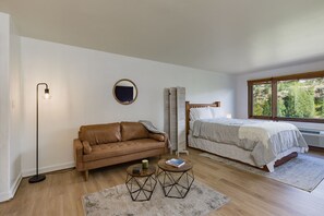 Desk, free WiFi, bed sheets - The Element Studio (#418) | Pickleball - Golf - AC/Pool/Hot Tub (Durango)