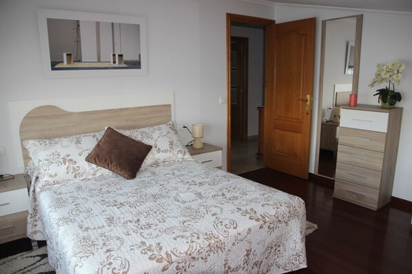 3 bedrooms, in-room safe, iron/ironing board, travel cot