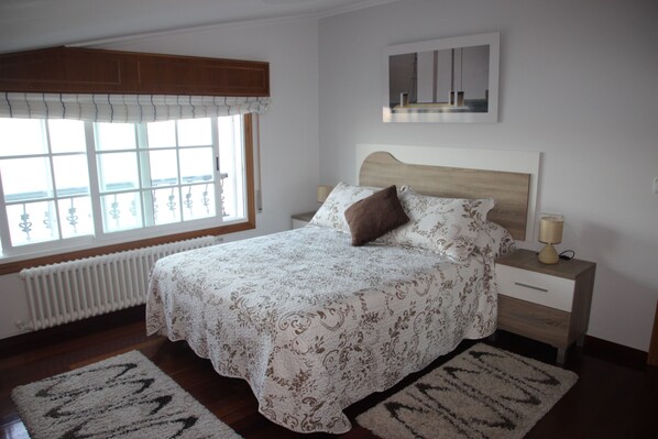 3 chambres, coffre-fort, fer et planche à repasser, lit de bébé portatif