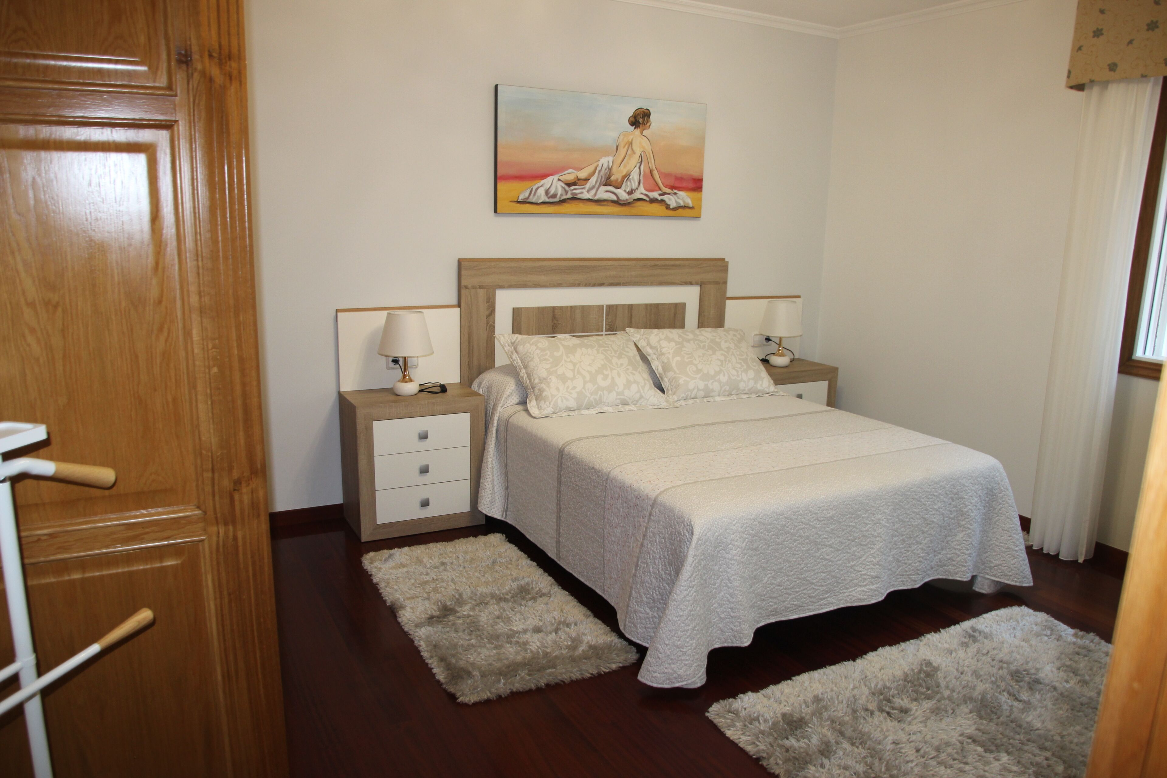 3 dormitorios, caja fuerte, tabla de planchar con plancha