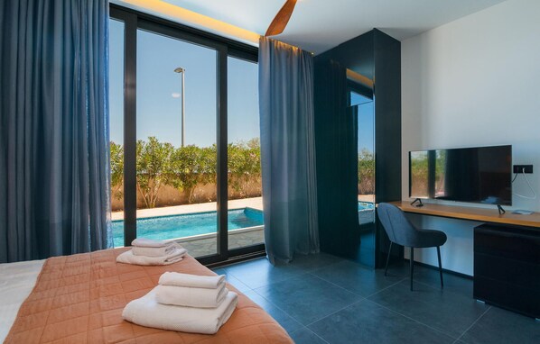 2 bedrooms, iron/ironing board, free WiFi, bed sheets