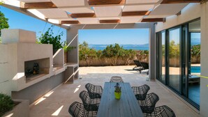 Outdoor dining - Awesome home in Sutivan (Sutivan)