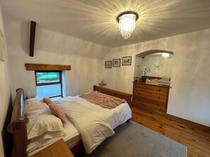 2 bedrooms, iron/ironing board, travel cot, free WiFi - The Cornmill at at Ballystockart Cottages, your home from home. (Dundonald)