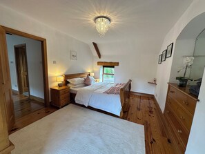 2 bedrooms, iron/ironing board, travel cot, free WiFi