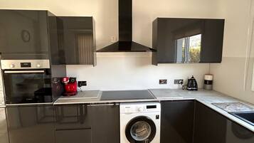 Køleskab, mikrobølgeovn, ovn, kogeplade