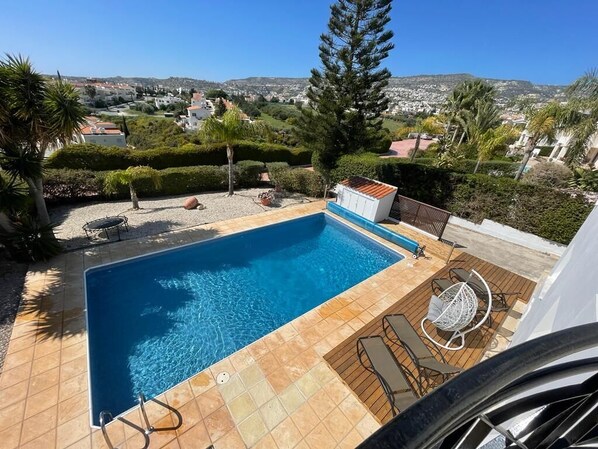 حمّام سباحة خارجي، حمّام سباحة مُدفَّأ