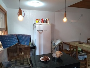 Réfrigérateur, four, plaque de cuisson, cafetière/bouilloire